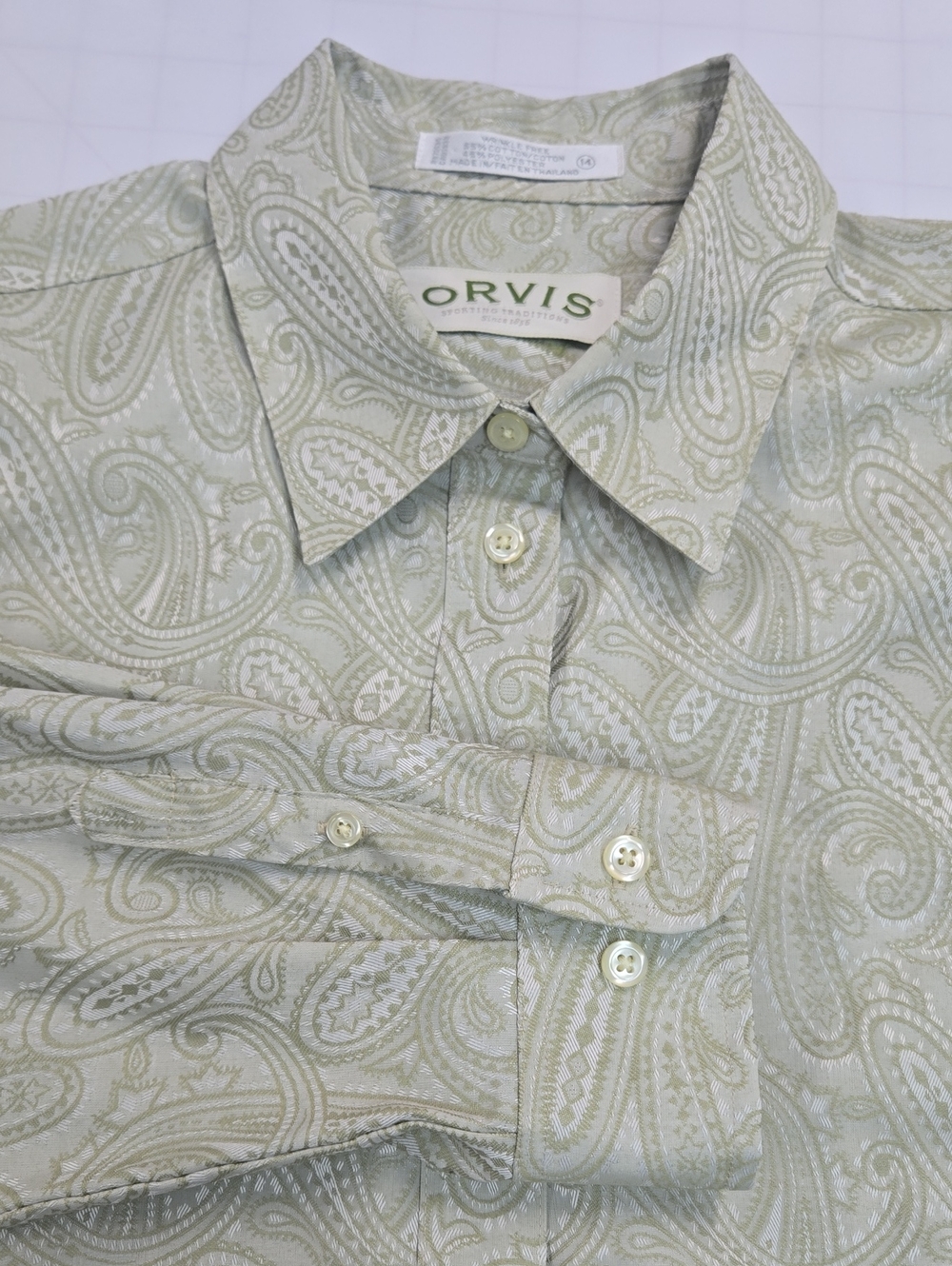 Orvis Women's Light Green Paisley Button-Up Shirt..vintage 90's